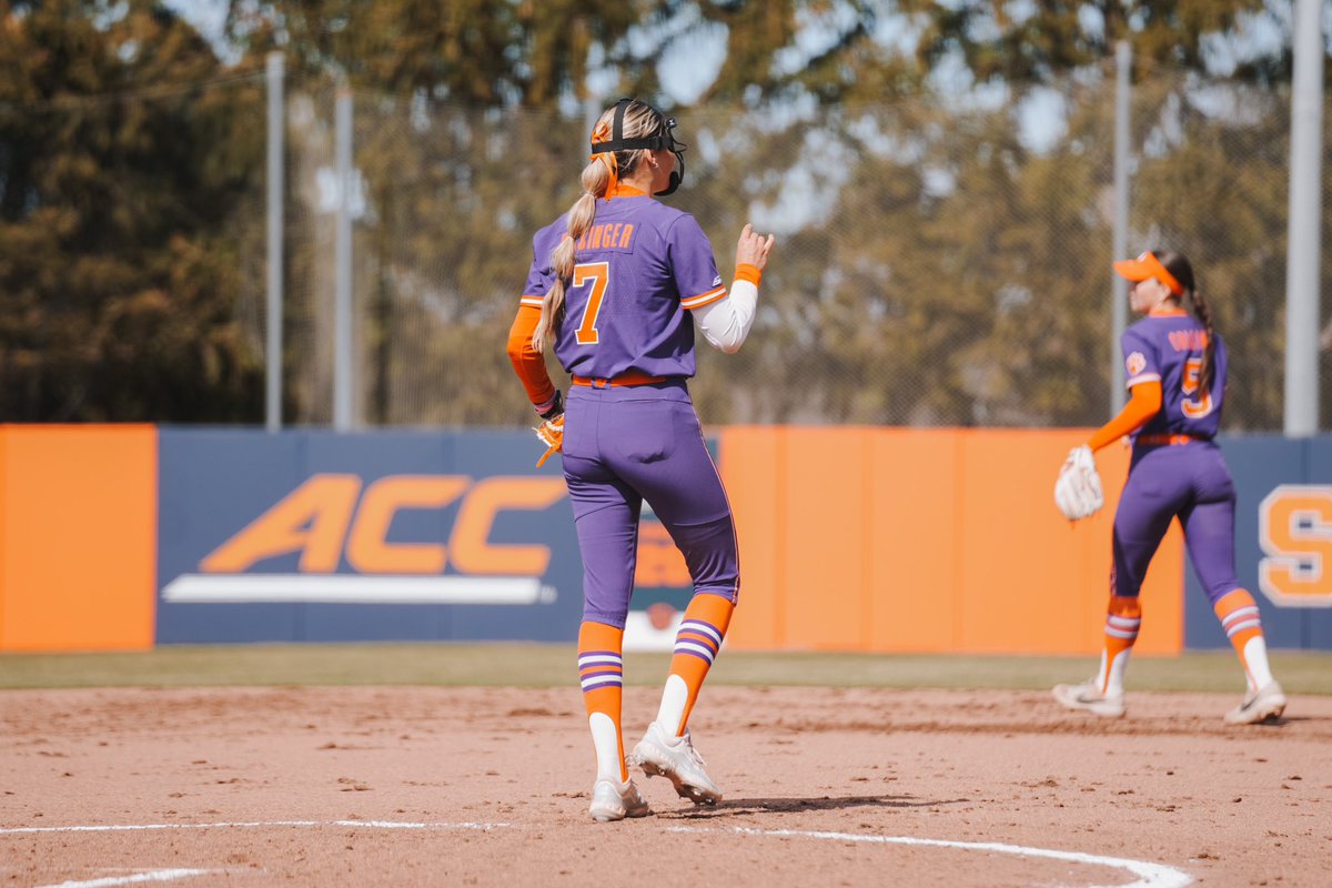 clemsonsoftball's tweet image. TIGERS WIN! TIGERS WIN!!

Clemson secures the 15-0 run-rule victory to sweep the series at Syracuse. Alex Brown finishes 10-for-10 at the plate on the weekend and Reese Basinger gets the 1-hit win with six strikeouts and no walks