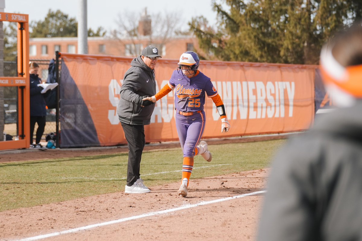 clemsonsoftball's tweet image. TIGERS WIN! TIGERS WIN!!

Clemson secures the 15-0 run-rule victory to sweep the series at Syracuse. Alex Brown finishes 10-for-10 at the plate on the weekend and Reese Basinger gets the 1-hit win with six strikeouts and no walks