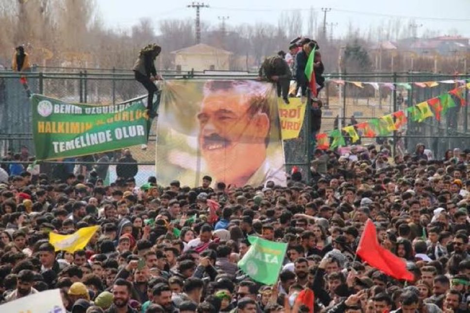 İstanbul’da gösteri ve yürüyüş yasak deyip, İstanbul’un göbeğinde terörist başının fotoğrafı ile kutlama yapılmasına nasıl göz yumulur! 
Bunu görmezden gelen, müdahale etmeyen tüm görevliler görevden alınmalı.