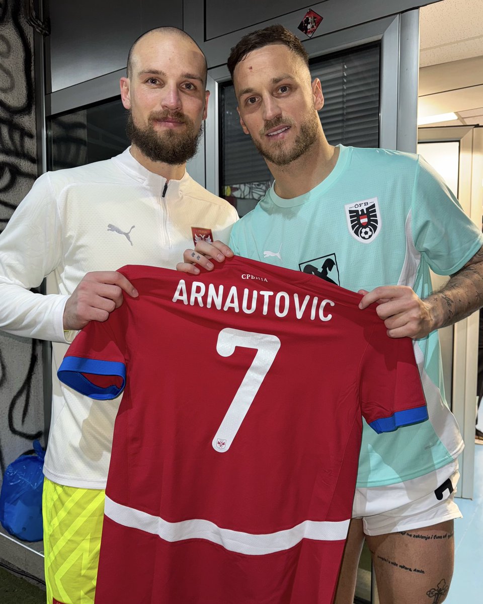 FSSrbije's tweet photo. 🇷🇸 По завршетку утакмице између Србије и Аустрије капитен наше репрезентације Предраг Рајковић је у име ФСС-а поклонио дрес Србије Марку Арнаутовићу. 👏🏻
#SRBAUT #NationsLeague https://t.co/PAeNmKheui