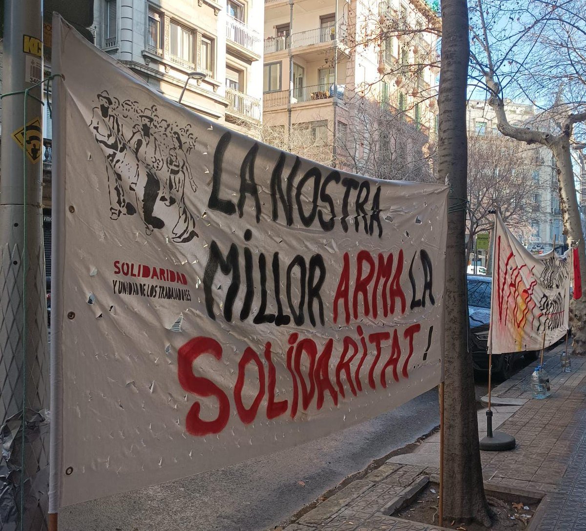 Mientras, en el piquete se respira cada día un ambiente de compañerismo y solidaridad. Con compañeros del sindicato de otras empresas y sectores apoyando a sus compañeros en huelga.
Y los visitantes que, al conocer la situación, deciden solidarizarse y no entrar.
