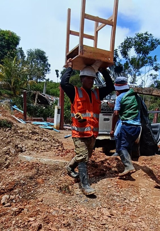 CCFFAA_PERU's tweet photo. #VRAEM| Nuestro @CEVRAEM, a través de personal militar de la 2a Brigada de Infantería, apoyó en la reubicación y rehabilitación de las aulas del colegio del centro poblado de Torrerumi en el distrito de #Sivia, en #Ayacucho. 1/2
@Agencia_Andina @canalN_ @RPPNoticias @EjercitoPeru https://t.co/zfRnEvr56J