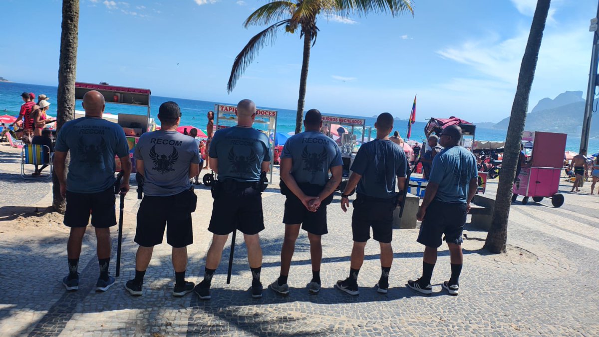 PMERJ's tweet image. Policiais do #RECOM reforçam o patrulhamento a pé na orla da Praia do #Arpoador, neste domingo.
