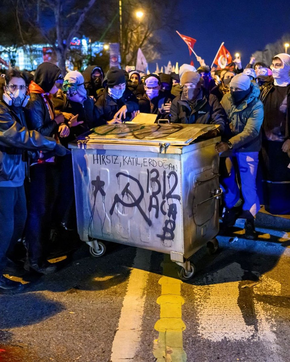 "Kararmış, yanmış sokaklar güneşi bekler / İçinde büyüyen öfkeyi bırak kötüye çatsın"