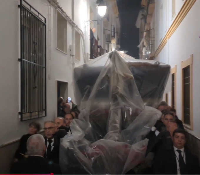 Traslado de Ida bajo la lluvia del Cristo de la Buena Muerte a San Francisco de Priego de Córdoba 2025