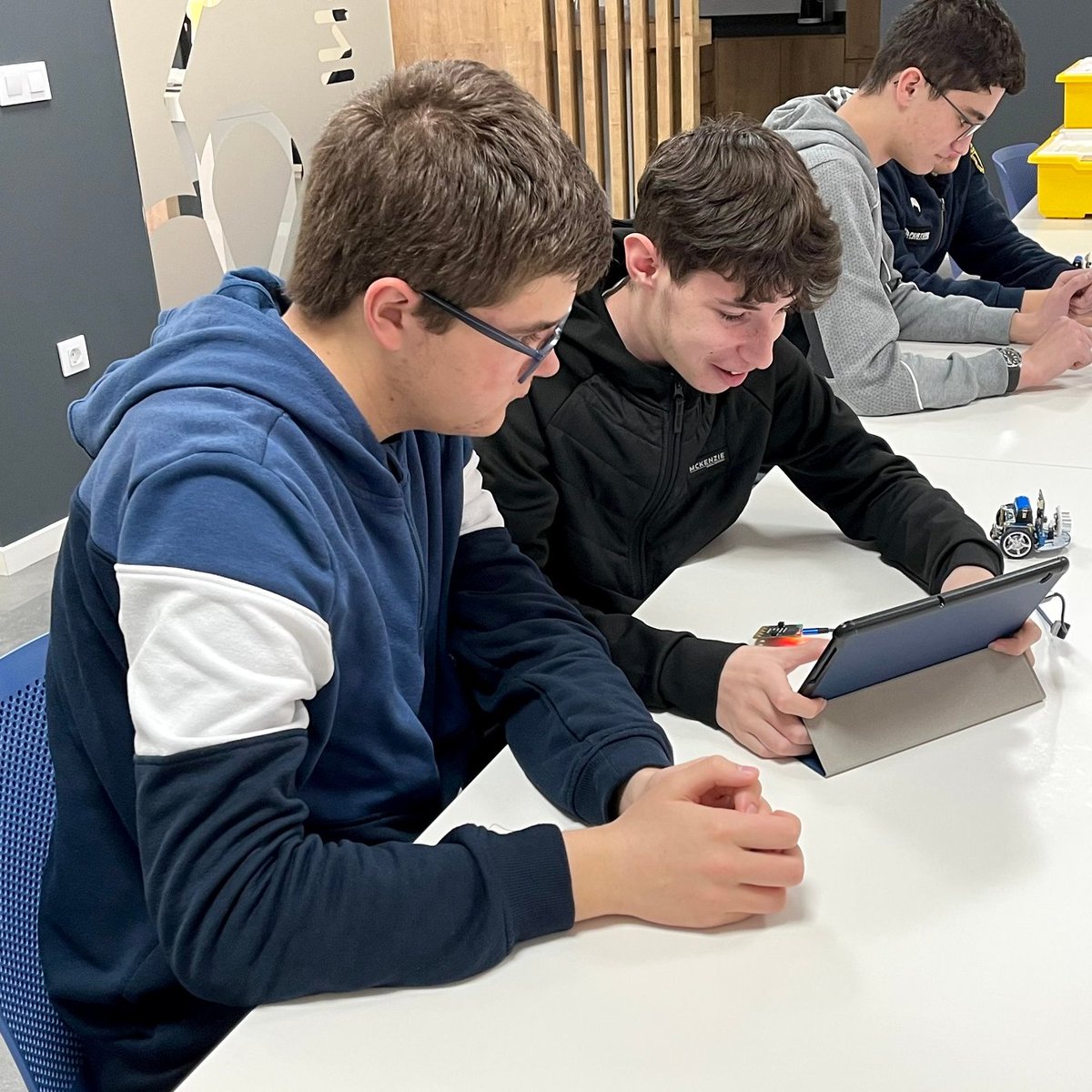 IngeniaKids's tweet image. Sesión de algoritmia y programación con nuestros makers Máster veteranos. Utilizamos micro:bit y los smart-car con un giro de tuerca más 🧠✨

#STEAM #algoritmia #programación #robótica #microbit #tecnología #IngeniaKids #extraescolares #Cáceres