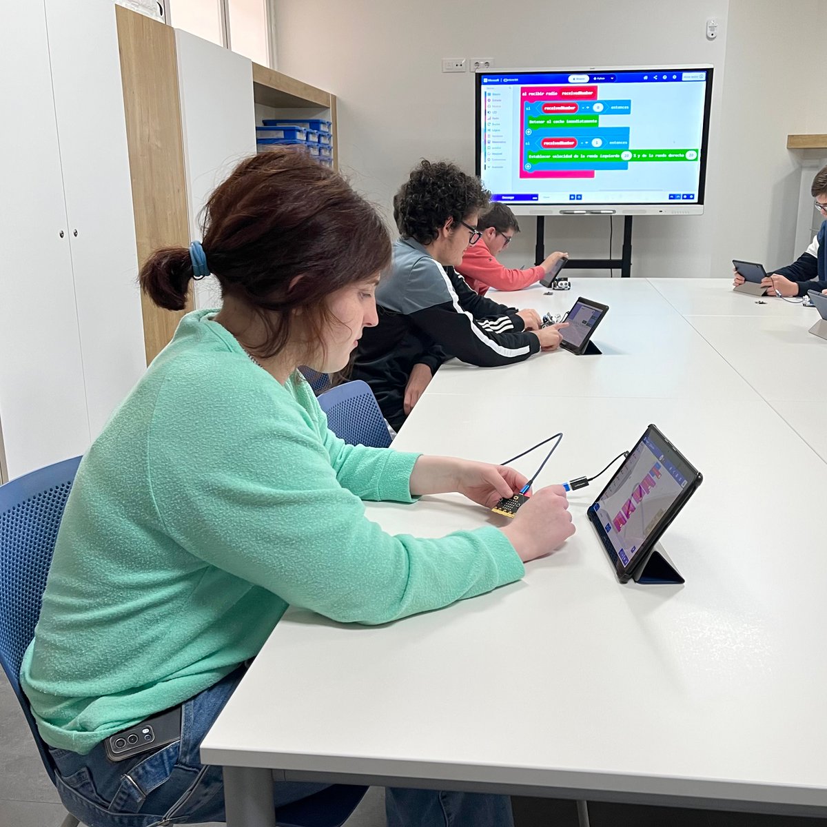 IngeniaKids's tweet image. Sesión de algoritmia y programación con nuestros makers Máster veteranos. Utilizamos micro:bit y los smart-car con un giro de tuerca más 🧠✨

#STEAM #algoritmia #programación #robótica #microbit #tecnología #IngeniaKids #extraescolares #Cáceres