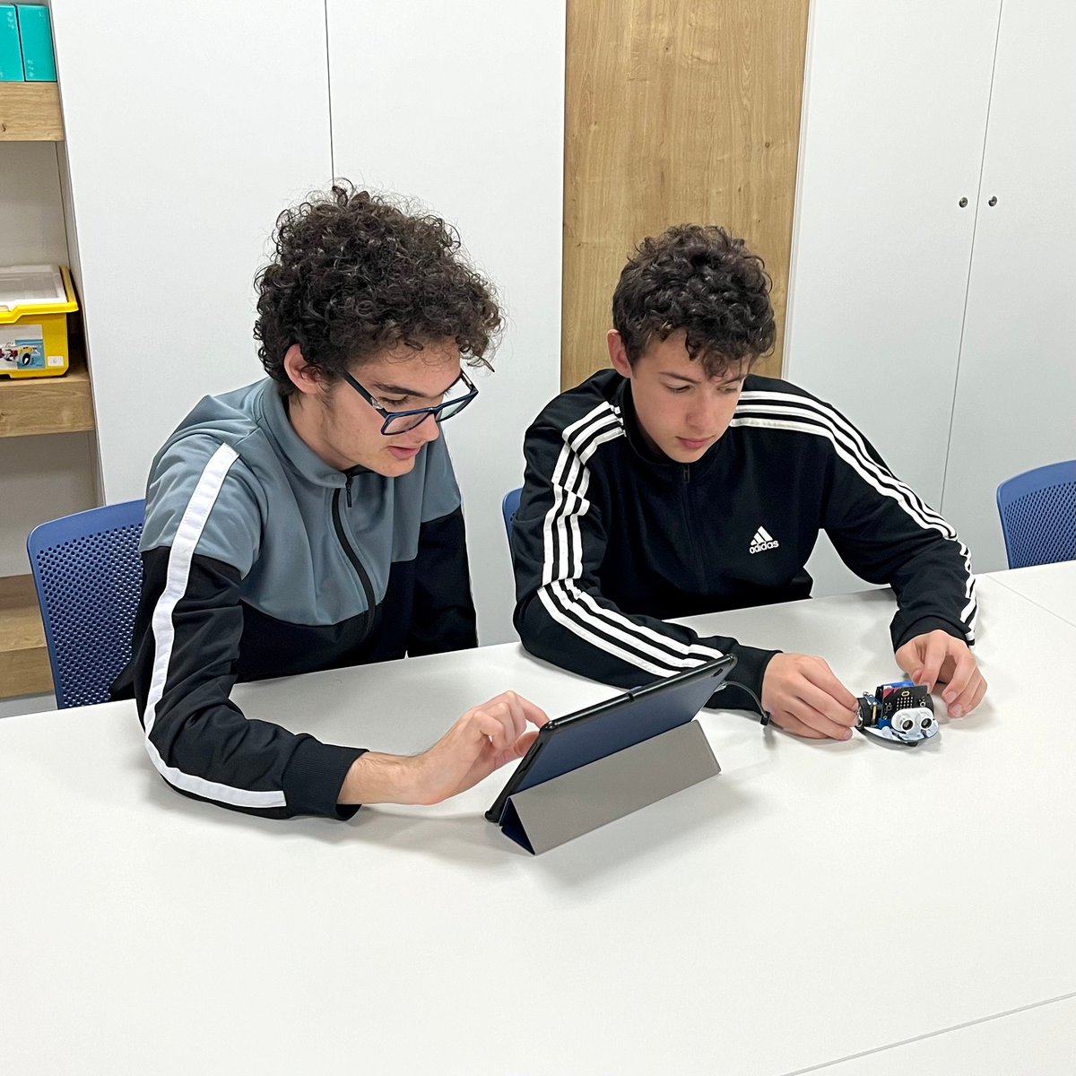 IngeniaKids's tweet image. Sesión de algoritmia y programación con nuestros makers Máster veteranos. Utilizamos micro:bit y los smart-car con un giro de tuerca más 🧠✨

#STEAM #algoritmia #programación #robótica #microbit #tecnología #IngeniaKids #extraescolares #Cáceres