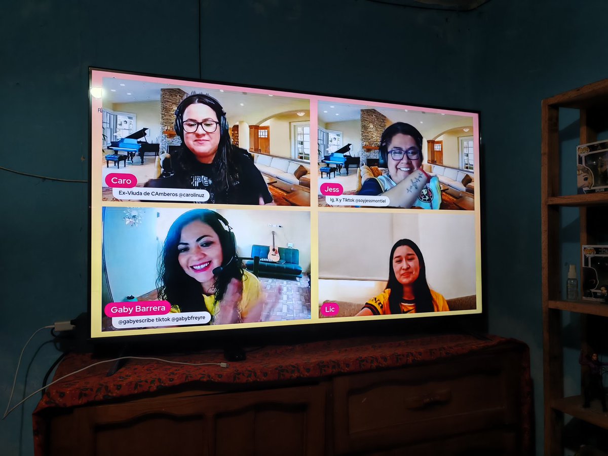 spartako33's tweet photo. Ya viendo @futenrosa saludos desde Veracruz puerto, feliz domingo chicas 🤗 @carolinuz @gabyescribe @SoyJessMontiel y la invitada 👏🏼👏🏼💛💙🦅 https://t.co/H65YTKBm4i