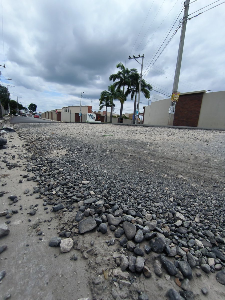 Rdlg94's tweet photo. En la Av principal de las nuevas urbanizaciones de #Chongon existían baches muy molestos, resulta que vinieron a “arreglar” y han dejado la calle mucho peor. Por favor @aquilesalvarez darle prioridad al tema, resulta peligroso y varios carros ya se han averiado. @EmergenciasEc https://t.co/bbwjpTP3SD