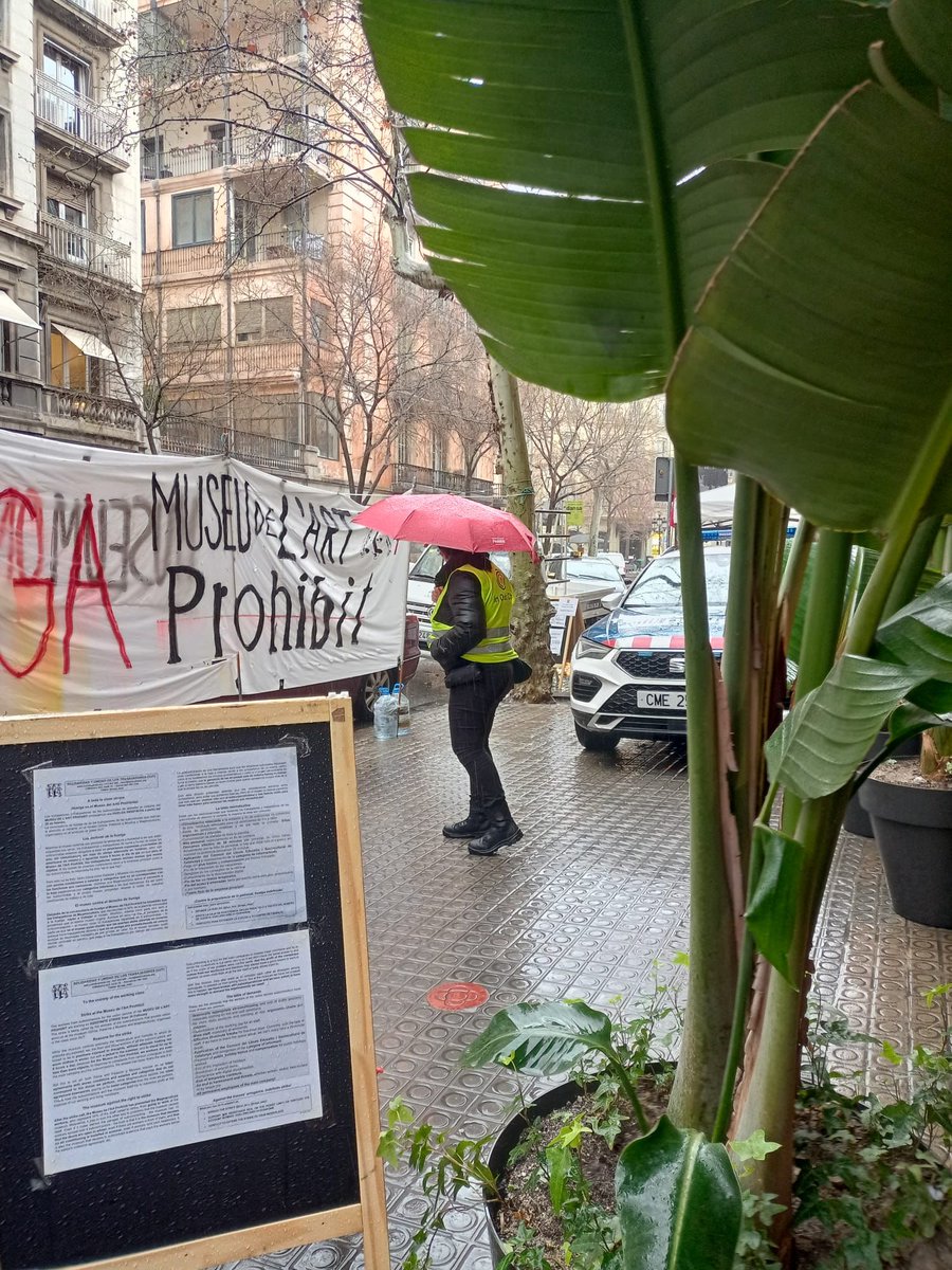 El <a href="/museuprohibit/">Museu de l’Art Prohibit</a> subcontracta la substitució il·legal de vaguistes... i obliga els esquirols a estar sota la pluja per a intentar "captar" clients... sense èxit. Això és el que passa quan un està del costat de l'empresa👇🏼