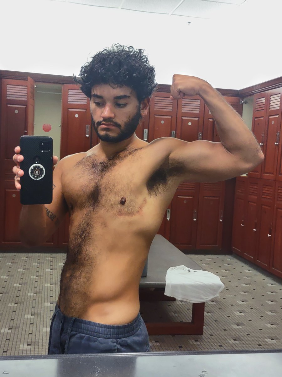 FTMdevon's tweet photo. Flexing at the end of a workout is my favorite part lol
.
#gymselfie #transmasc #lgbtq #ftm https://t.co/0SyHeYMiWC