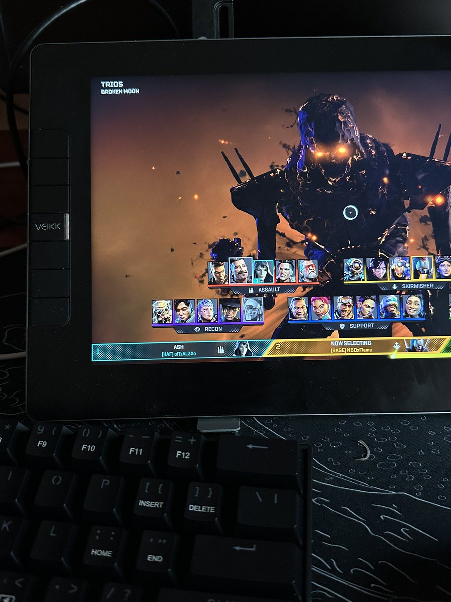 NotButcherr's tweet image. se me rompió el monitor y me toca usar la tableta como una 💔