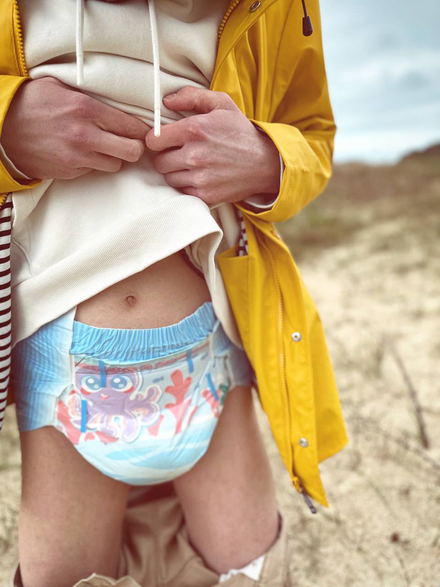 🌊 Baby boy splashing in the sand, all smiles in his ABDL Sea Friends diaper the one with the playful octopus and fishy pals! 

👇 So tell us in the thread what’s your favorite sea creature?
🦀 Crabs? 🐙 Octopus? 🐡 Deep-sea fish? 🐠 Clownfish? Let’s hear it! 💬💙