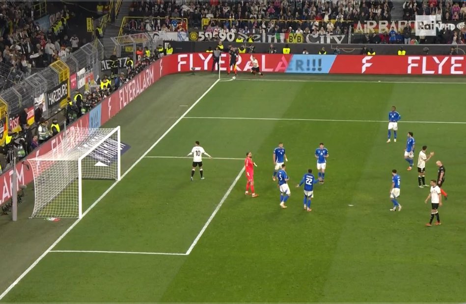 La foto di questo ciclo della Nazionale Italiana si può riassumere qua. 

Sbadata.
Presuntuosa.
Leggera.
Povera di personalità, quella vera.
Inesperta.
Disordinatissima (in campo e negli uomini).
Imbarazzante.

Spalletti rifletta sulla sua posizione.

#GermaniaItalia