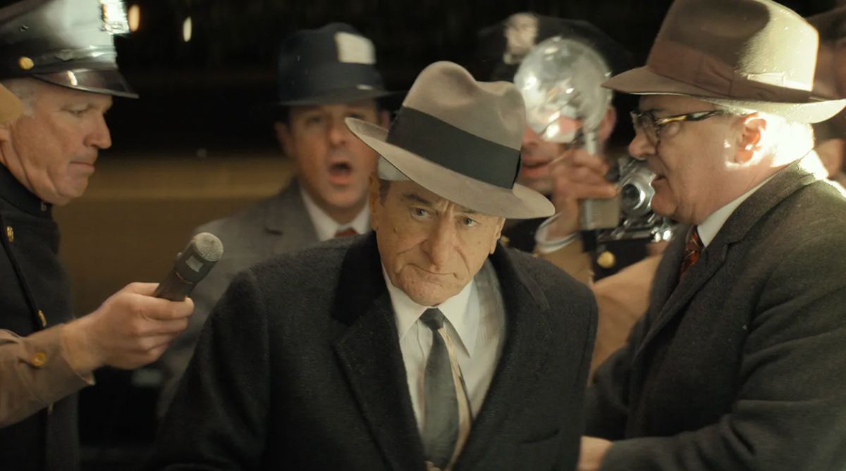 THR's tweet image. Warner Bros.’ Robert De Niro mob movie 'The Alto Knights' bombed in opening to an estimated $3.2 million from 2,651 theaters. bit.ly/3ZEIFl7