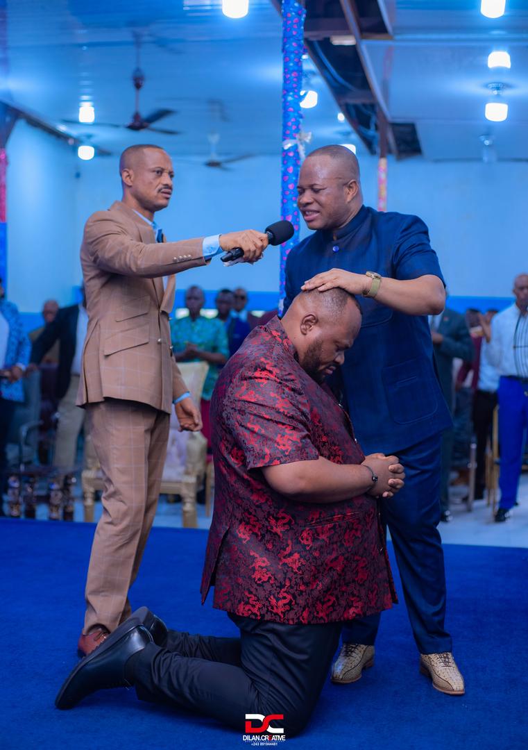 Ce Dimanche le #1er citoyen de ville de Kinshasa SEM Gouv  etait a L'#Eglise  la #Grace Divine  rendre grace á DIEU et remettre la ville entre les mains de DIEU.                                     Que Dieu protege  notre ville