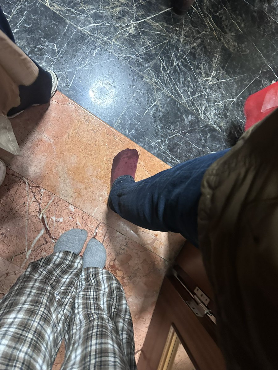 O kadar kötü saldırdılar ki barikatların altında ezildik ayakkabılarımız çıktı ağzımız yüzümüz yanıyo çok kötüyüz