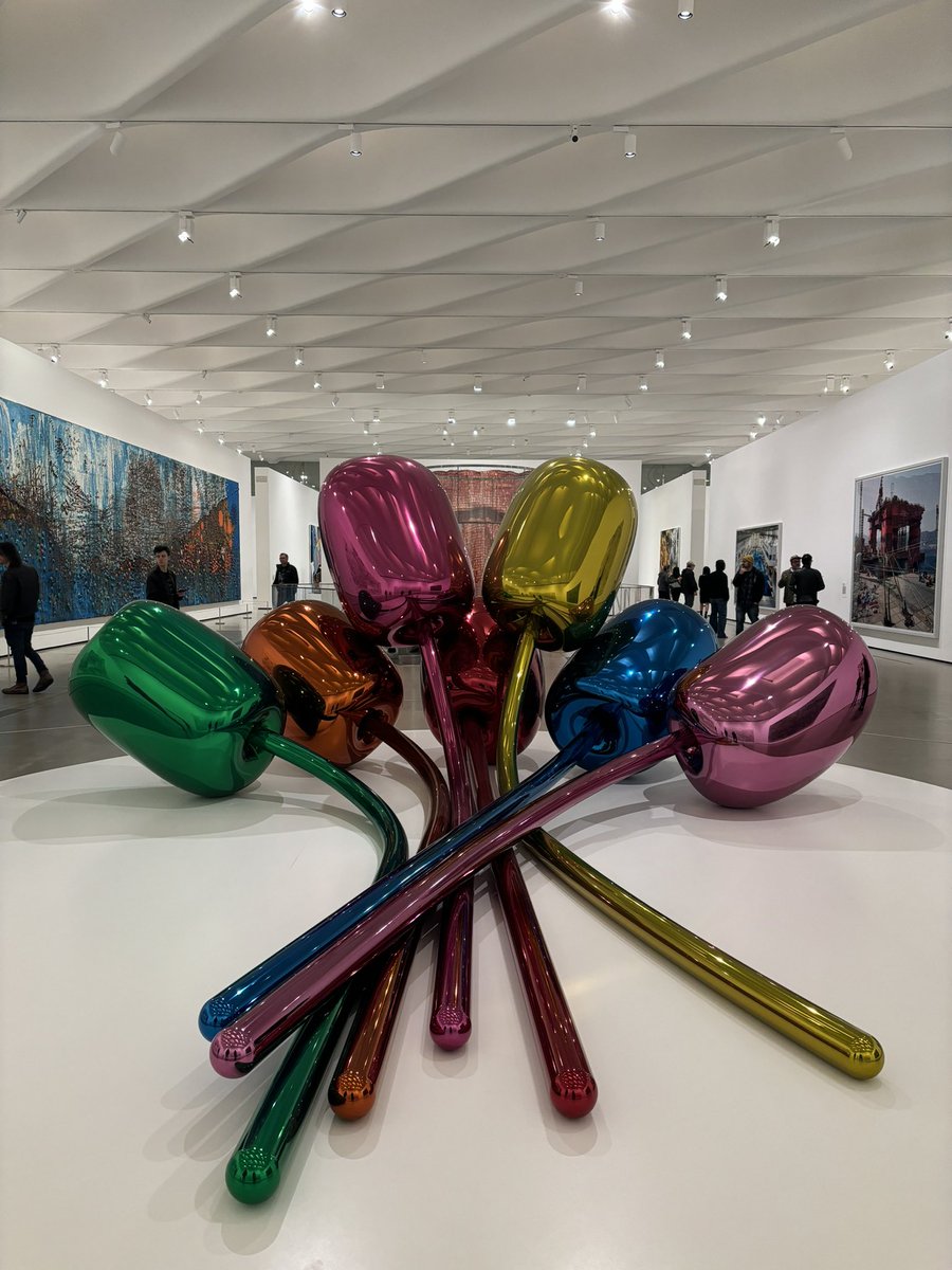vmorettii's tweet photo. Night at the museum ✨
#thebroad #museum #losangeles #dtla #michaeljackson #jeffkoons #andywarhol https://t.co/3RuiwFwtJR