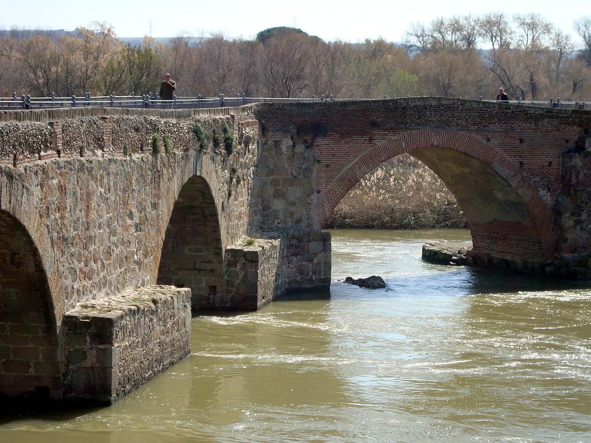 llenadabarreira's tweet photo. Resumen de la noticia de anoche: “Se ha caído el puente romano”
Una nueva desgracia arquitectónica me hace retornar para aclarar puntos. Pues ni el puente talaverano es tan romano ni el Tajo es el único culpable del derrumbe. #Riada #Talavera
¿Me acompañáis en este hilo?👇🏻🧵 https://t.co/BWEo6lqFXz