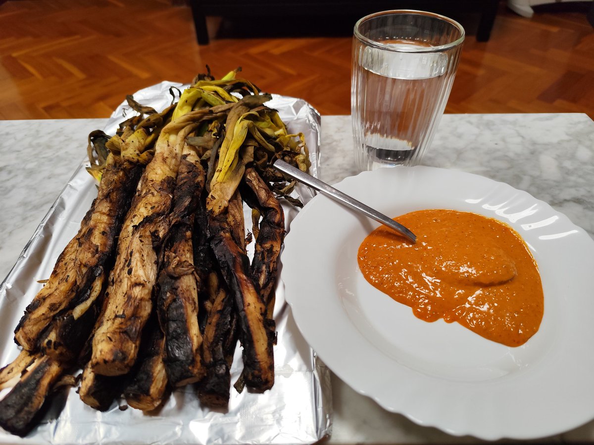 VisionaryBird's tweet photo. La compañera de piso de mi pareja me ha traído calçots de su trabajo. Tuvieron un evento culinario. Un enorme detalle que disfruté de cena. https://t.co/OEzDo8Jre2