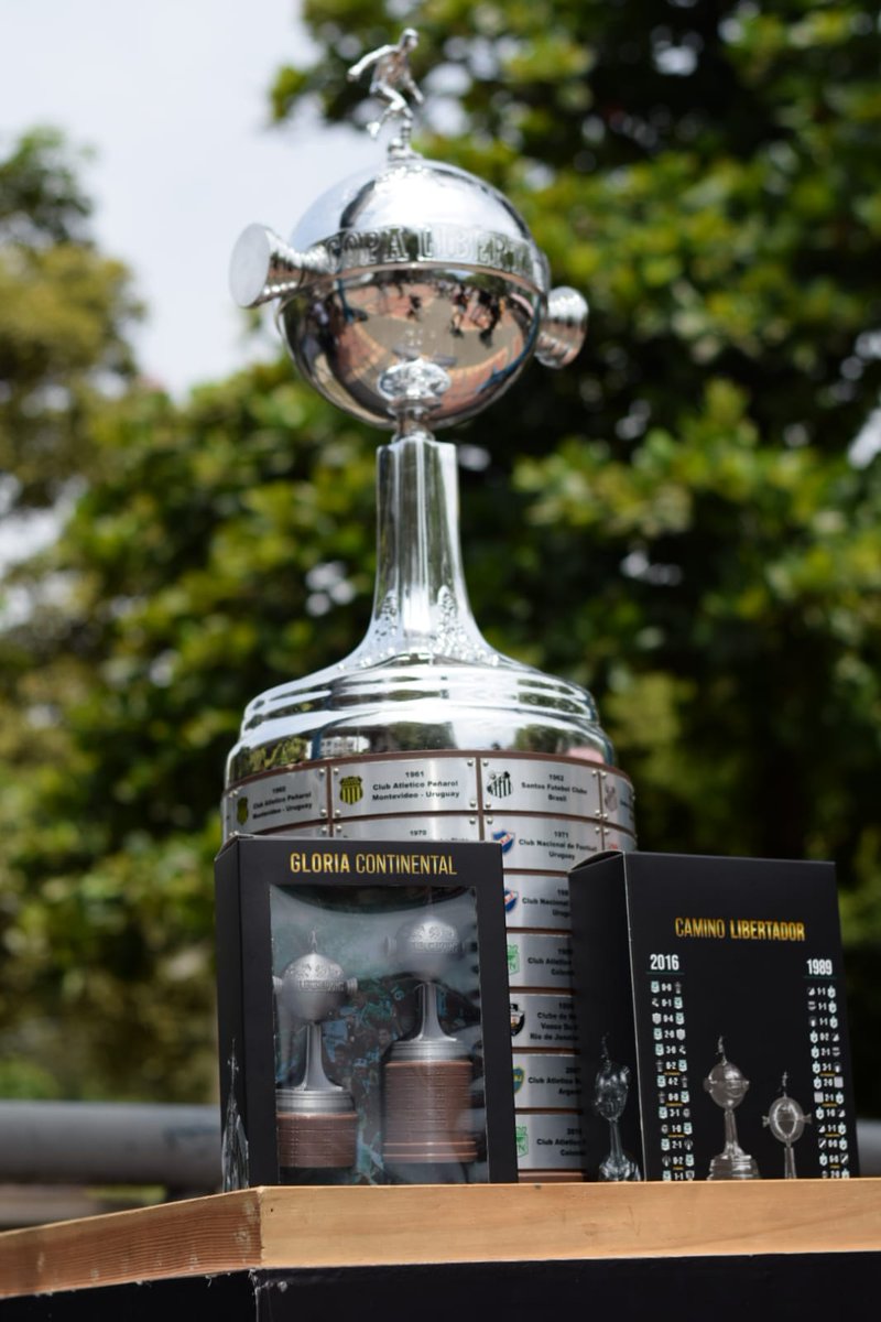 Afuera de la estación Estadio encuentran a los amigos de Galería Continental con su camiseta y Copas Libertadores. ¡Aprovechen! 💚🏆