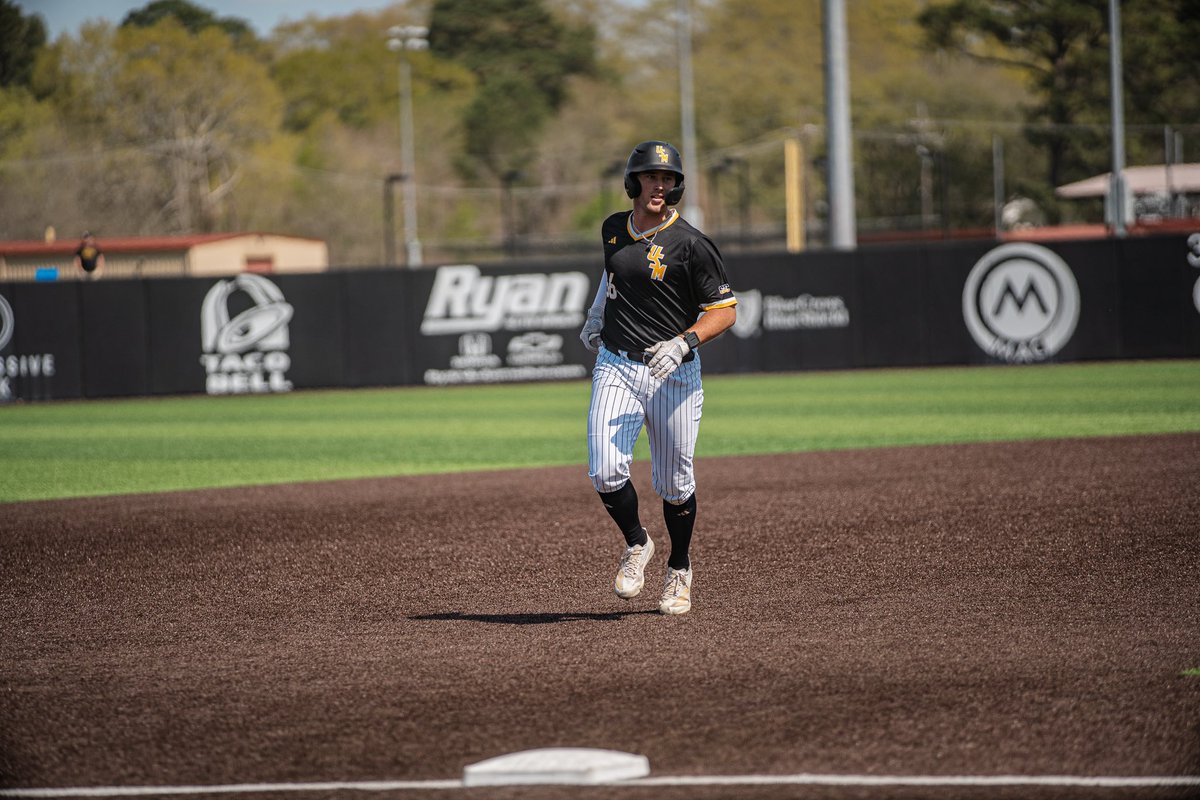 𝐆𝐨𝐥𝐝𝐞𝐧 𝐄𝐚𝐠𝐥𝐞𝐬 𝐒𝐰𝐞𝐞𝐩!

Southern Miss sweeps the series at ULM, picking up a pair of wins in 𝐆𝐨𝐥𝐝 𝐨𝐯𝐞𝐫 𝐆𝐫𝐚𝐲 (𝟐-𝟏) and a win in 𝐁𝐥𝐚𝐜𝐤 𝐨𝐯𝐞𝐫 𝐖𝐡𝐢𝐭𝐞 𝐏𝐢𝐧𝐬 (𝟑-𝟏)!

📸: <a href="/SouthernMissBSB/">Southern Miss Baseball</a>
#SMTTT🦅⚾