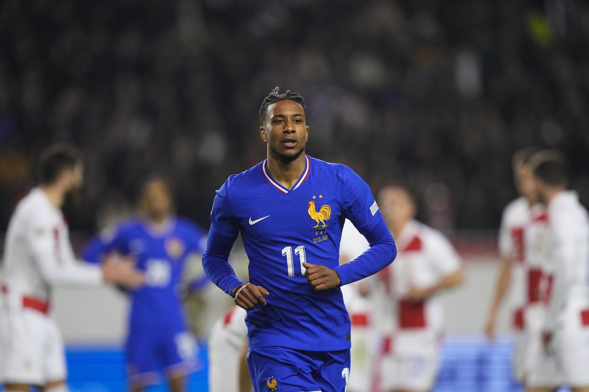 🚨 𝗠𝗜𝗖𝗛𝗔𝗘𝗟 𝗢𝗟𝗜𝗦𝗘 𝗜𝗡𝗦𝗖𝗥𝗜𝗧 𝗦𝗢𝗡 𝗣𝗥𝗘𝗠𝗜𝗘𝗥 𝗕𝗨𝗧 𝗘𝗡 𝗘́𝗤𝗨𝗜𝗣𝗘 𝗗𝗘 𝗙𝗥𝗔𝗡𝗖𝗘 ! 🇫🇷⚽️

Et quel but. 🤩