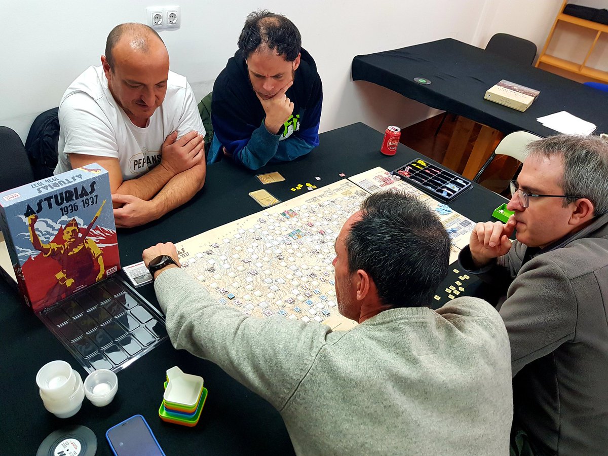 Jugando al Asturias 1936-1937 en la asociación Concilio Norte, con la sana intención de que un no-wargamero juegue su primer juego de guerra.
¡Por ahora la cosa pinta bien!