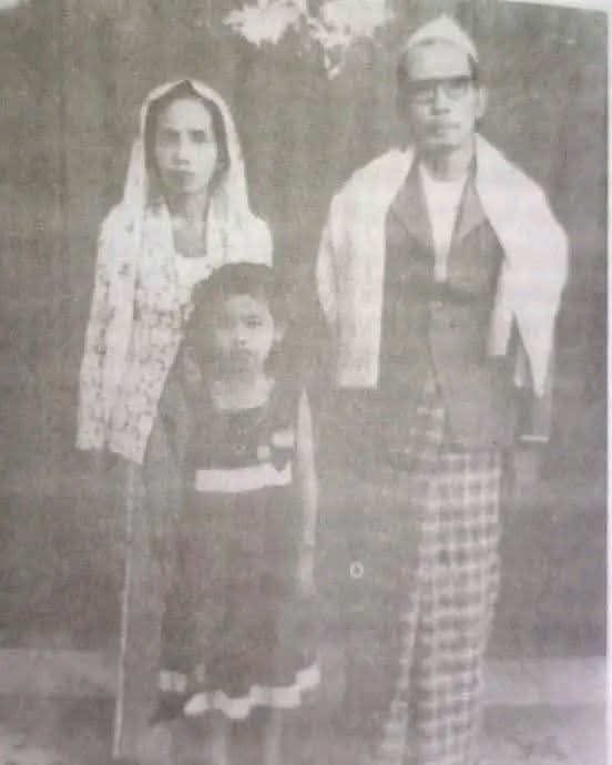 Beliau Nyai Rodliyyah, saat usia dua tahun sudah ditinggal wafat ibundanya. Ketika usia tujuh tahun, ayah beliau ikut menyusul berpulang ke Rahmatullah. Kala pertama kali membangun mahligai rumah tangga dengan Mbah Djazuli, beliau hanya menempat di lumbung, yang kemudian dirubah