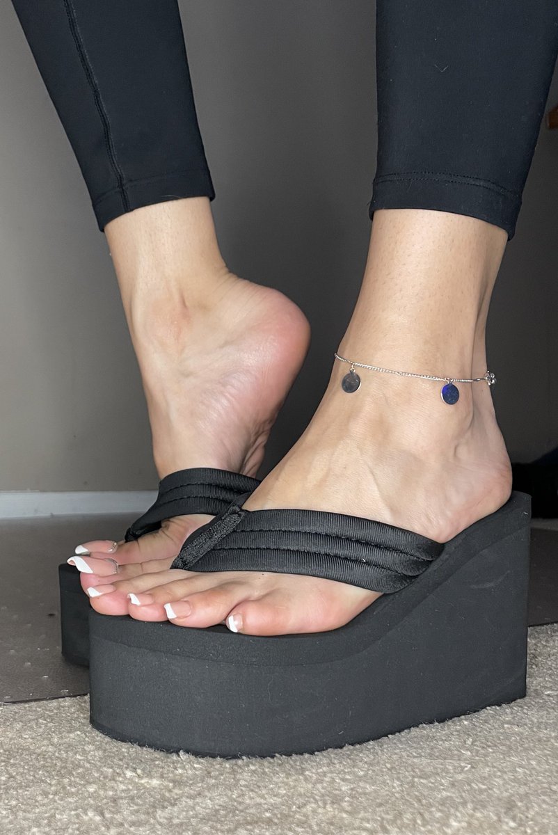 LinaCarinasfeet's tweet photo. New pedi 
New sandals 
New camera , all from a good boy for Lina last week 🥰 thank youu ! 😈 https://t.co/QFPBIfgTL0