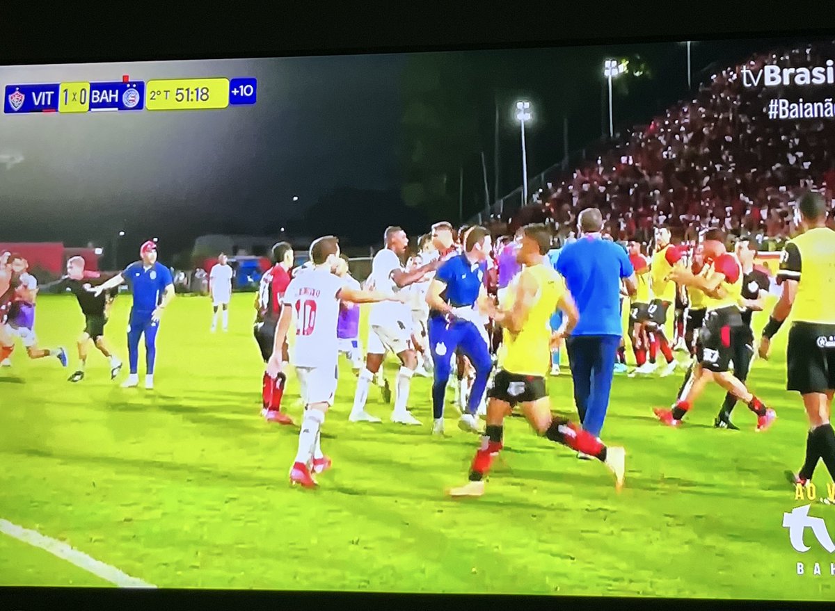 #vitxbah 

É possível ter paz entre as torcidas se o próprio time não dá o exemplo?!