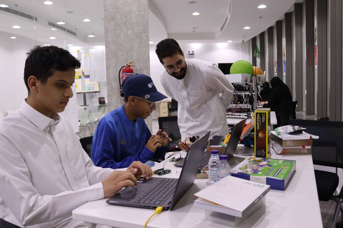 WLKSA2024's tweet image. Arduino Day 2025 was a blast at the STEAM Discovery Center! 🚀 Students & mentors ignited their creativity with workshops & Makerspace inventions. Huge thanks to everyone who participated, in person & virtually! The energy was amazing! #ArduinoDay2025 #STEAM #SaudiArabia