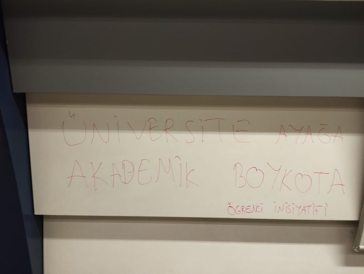 Üniversiteliler olarak isyanımızı kampüslerden sokaklara taşıyor ve şehrin duvarlarından sesleniyoruz:

Üniversite Ayağa, Akademik Boykota!

İnisiyatif al, değiştirelim!✌️