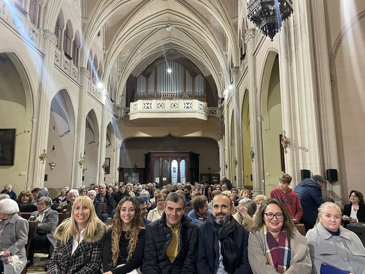 SolerCatalina's tweet image. 50 anys d’Orgull felanitxer, 50 anys de la Coral de Felanitx, avui 50 anys després, al mateix lloc, mateix repertori #orgullfelanitxer