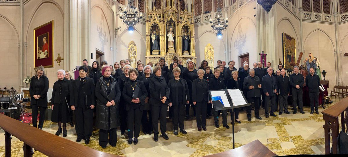 SolerCatalina's tweet image. 50 anys d’Orgull felanitxer, 50 anys de la Coral de Felanitx, avui 50 anys després, al mateix lloc, mateix repertori #orgullfelanitxer