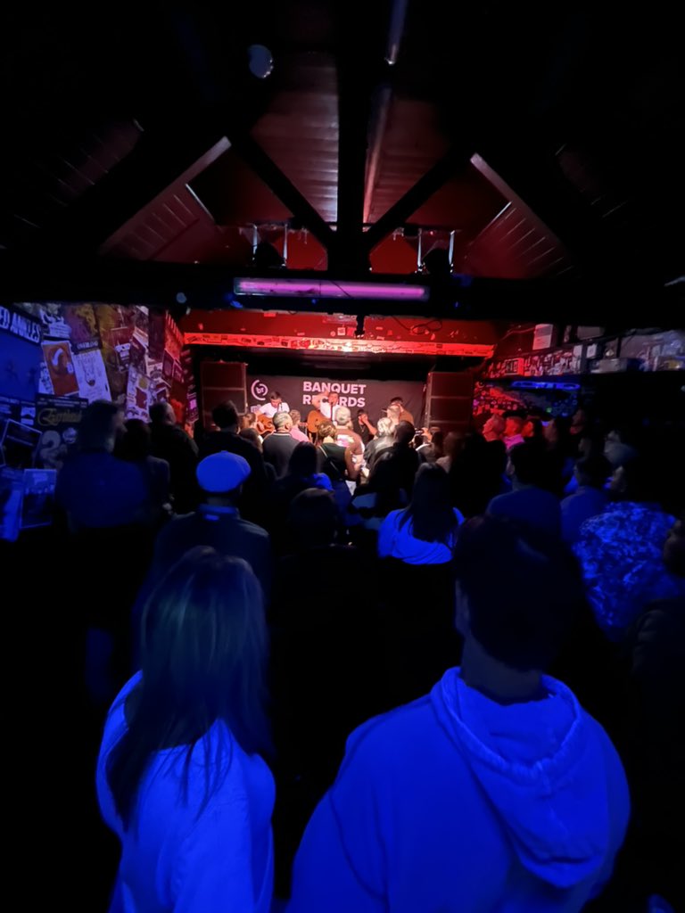 BanquetRecords's tweet image. The Lilacs with a very fun Sunday night show at The Fighting Cocks