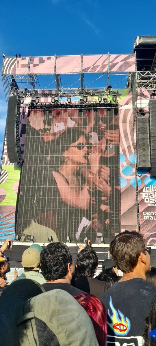 CarneroTraidor's tweet photo. es muy chistoso ver a los dinosaurios q vinieron a ver a #Tool balanceándose al son de #TheMarias #LollaCL #LollapaloozaChile #Lollapalooza2025 https://t.co/X2ALOwBlsZ