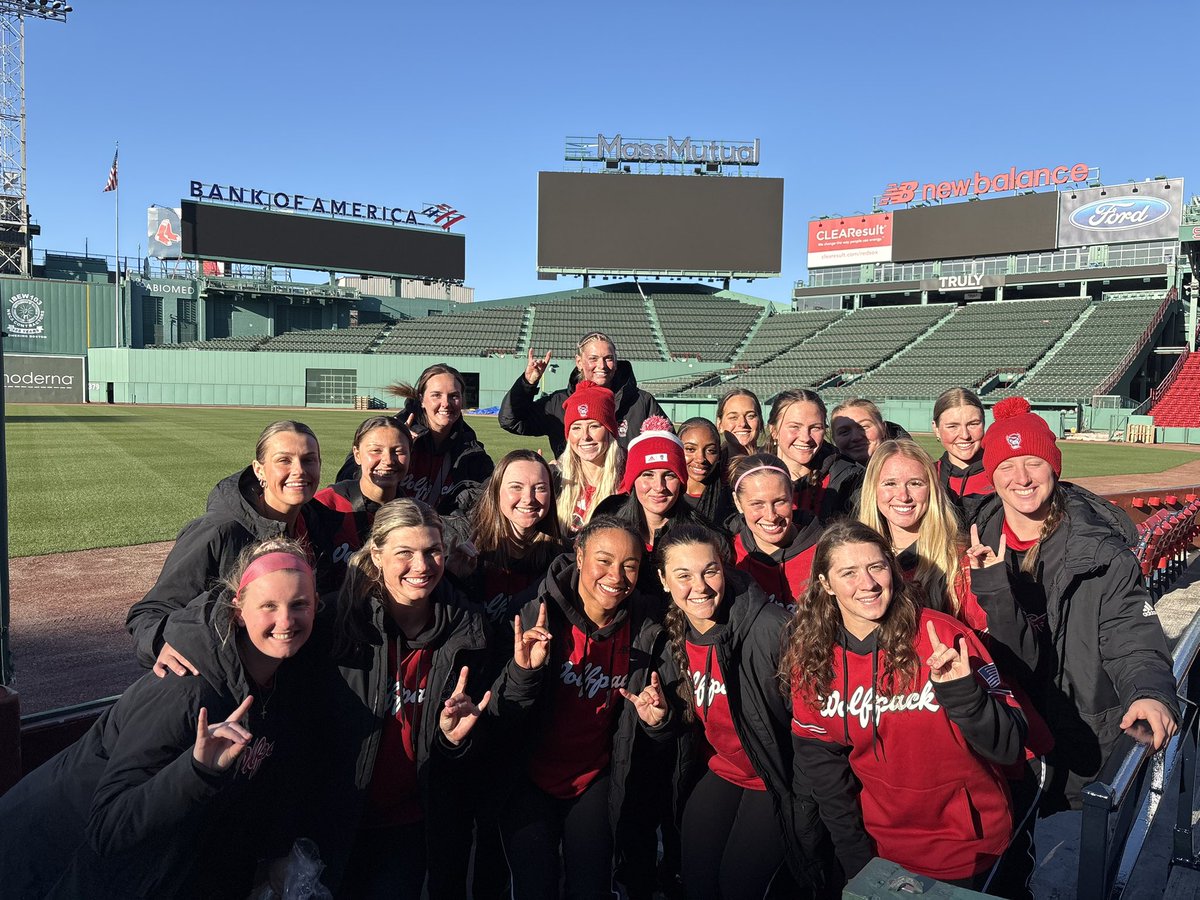 PackSoftball's tweet photo. Made a pit stop on the way to the airport ⚾️ https://t.co/8Gn0TE3nse
