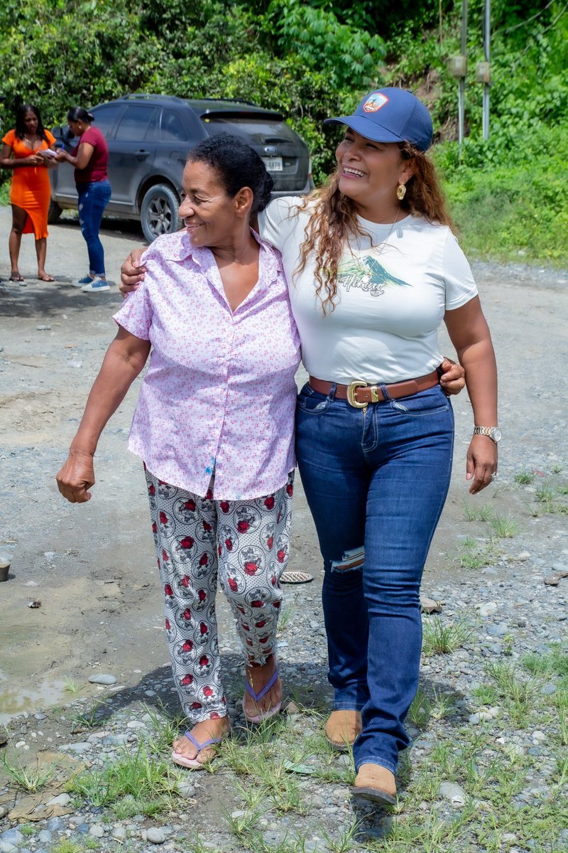 JanethBustosRC's tweet photo. ¡El amor por nuestra gente no solo se siente, también se ve!  

Seguimos visitando a nuestros hermanos afectados por el #DerrameDePetroleo. No es mucho, pero es de todo corazón ✨💙 Vamos a #RevivirEcuador con @LuisaGonzalezEc 

@MashiRafael https://t.co/dgKWEmKjYY