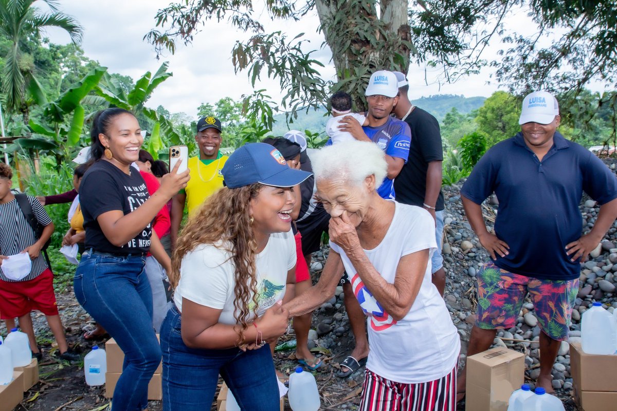 JanethBustosRC's tweet photo. ¡El amor por nuestra gente no solo se siente, también se ve!  

Seguimos visitando a nuestros hermanos afectados por el #DerrameDePetroleo. No es mucho, pero es de todo corazón ✨💙 Vamos a #RevivirEcuador con @LuisaGonzalezEc 

@MashiRafael https://t.co/dgKWEmKjYY