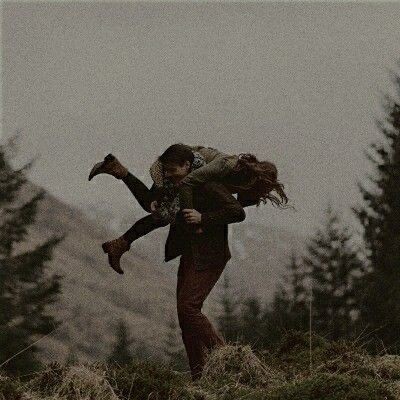 "Gidelim artık, haydi. 
Bu ayrılmamız hem kalış hem gidiştir ikimiz için:
Sen ne kadar kalsan da geliyorsun benimle;
Ben ne kadar gitsem de kalıyorum seninle.
Gidelim."