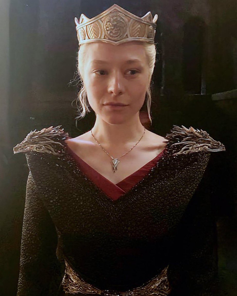 arquivodarcy's tweet image. ❗️| Nova foto de Emma D’Arcy nos bastidores de House of the Dragon