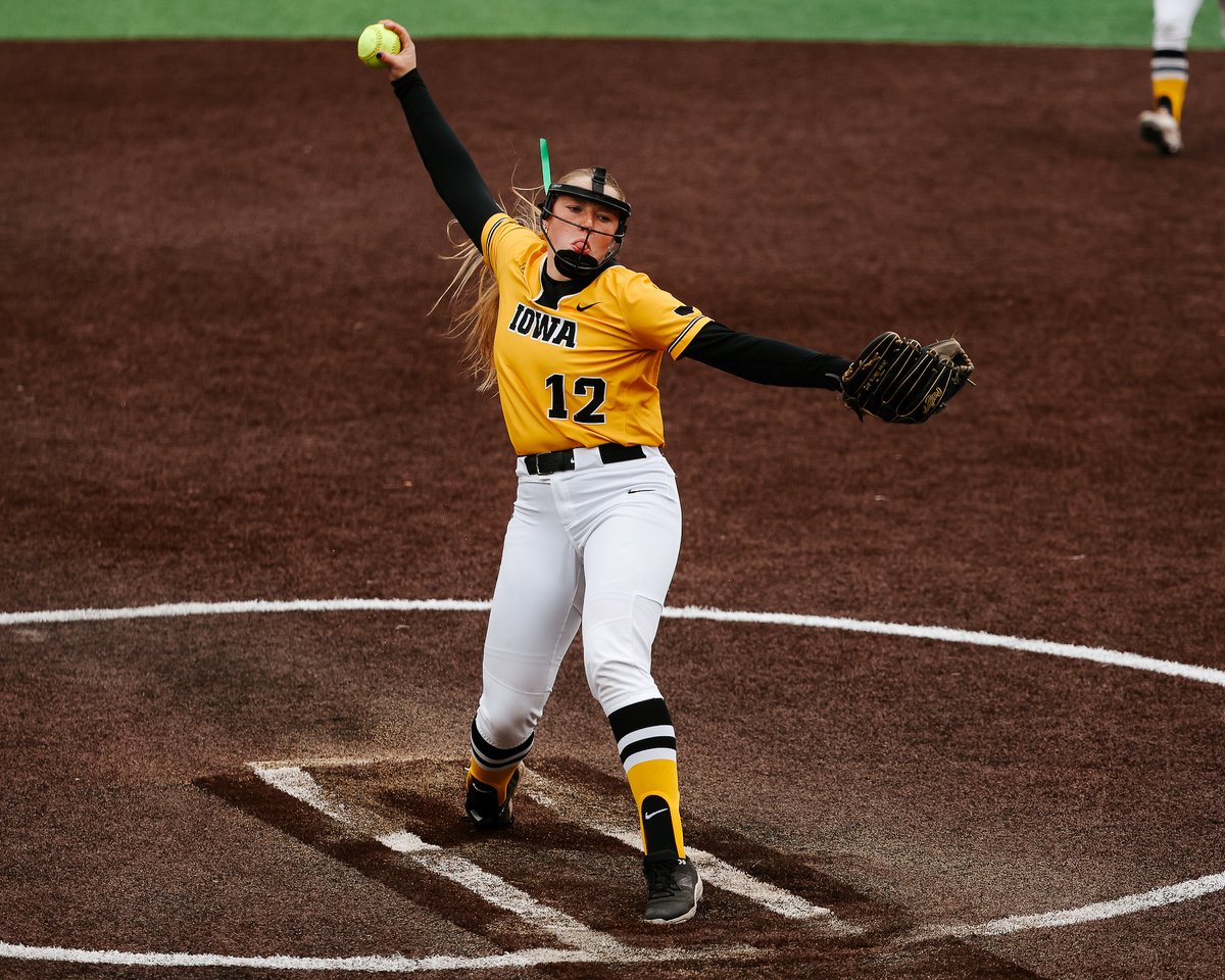 Adams leaves them loaded to end the inning!

M6 | #5 UCLA 4, Iowa 2

#Hawkeyes