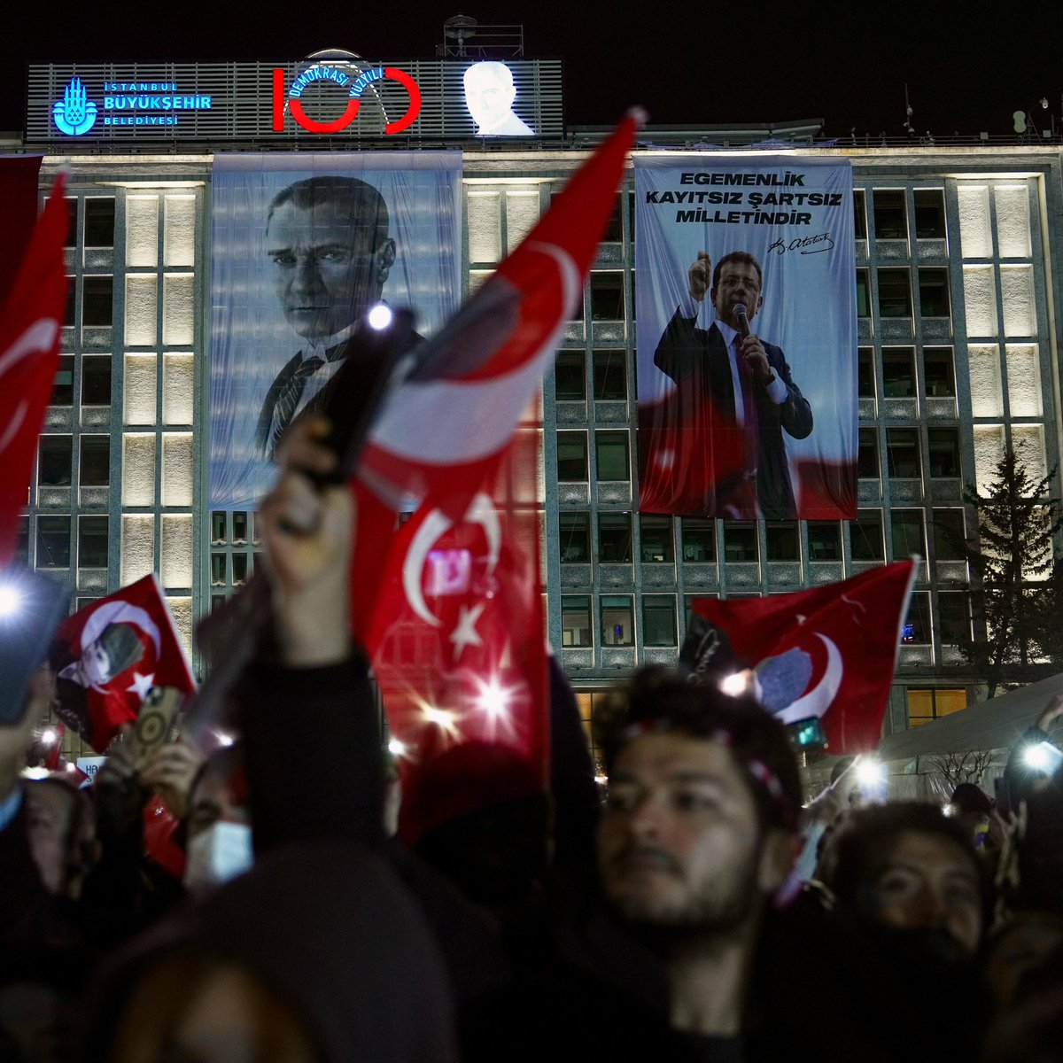 Bu büyük mücadelenin sonunda kazanan adalet, kazanan milletimiz olacak. 🇹🇷

Kendini önce Allah’a sonra bizlere emanet eden Ekrem İmamoğlu Başkanımızın emanetini sonuna kadar savunacak, onu Cumhurbaşkanımız yapacağız.