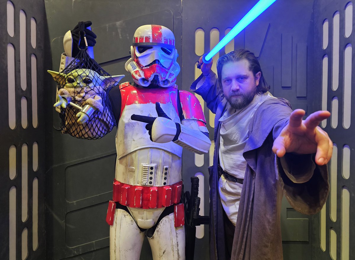 🎵 Did somebody say... Just Eat?!!

The Death Star Canteen food is absolutely awful, so everyone downs tools during a fight to order in take out.

#rebellegionireland #RebelLegionIrelandBase #RebelLegionIE #wearethegoodguys #kenobi #lightsaber
#jedi