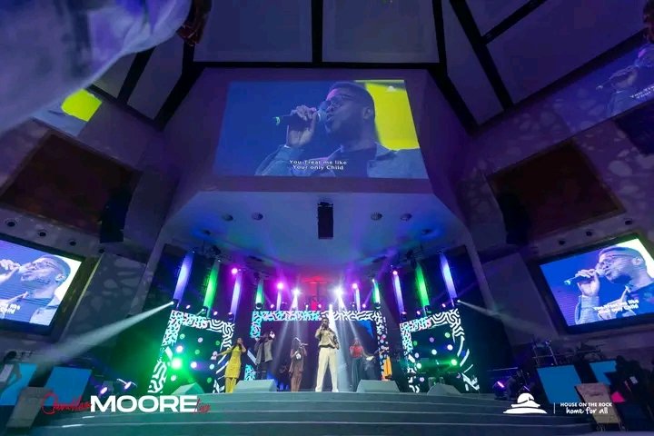 Peruccivisuals's tweet image. The Photographer(s) at #ChandlerMooreLive concert at House on Rock deserves some flowers 🙌🙌