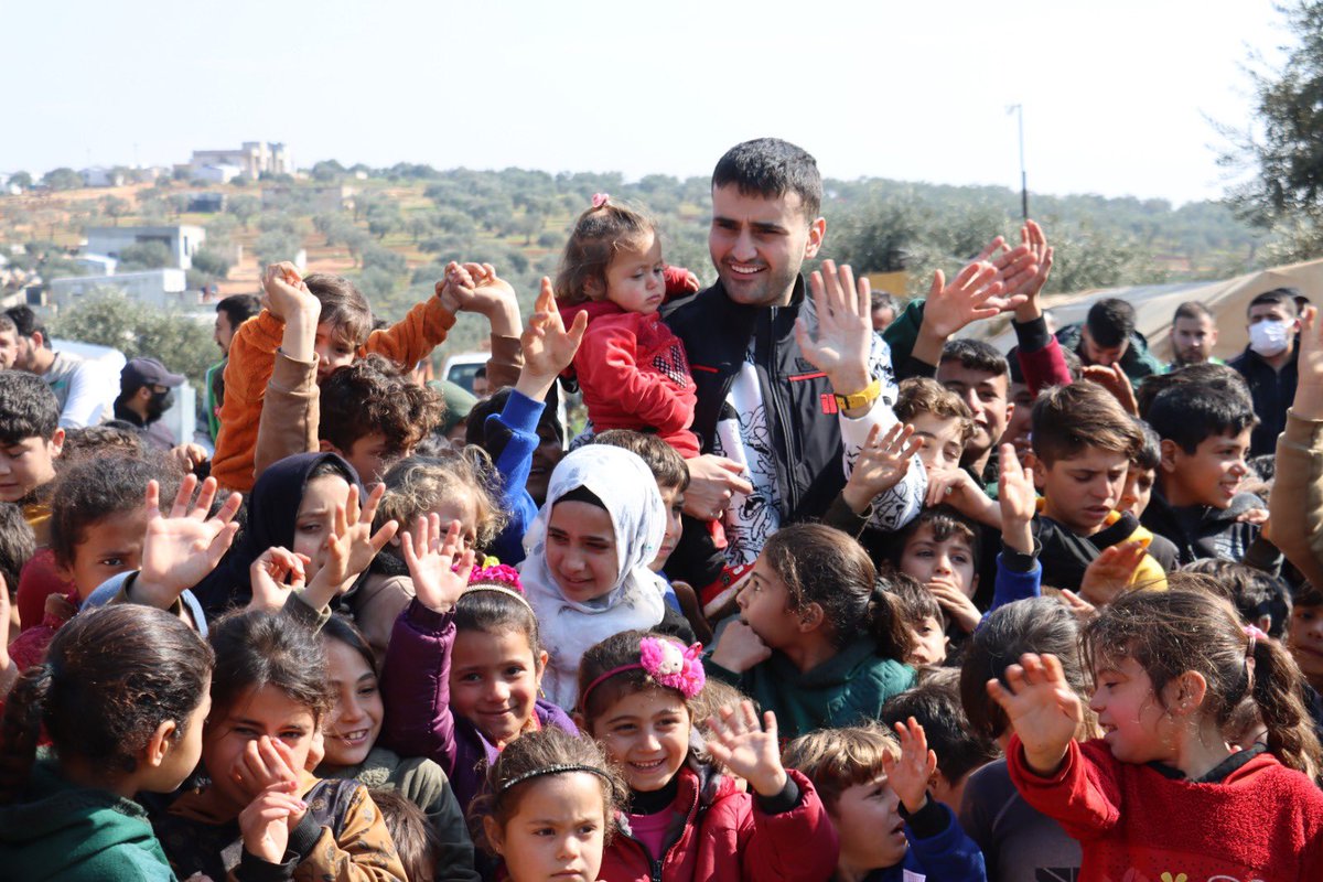 Burak kardeşim, iyi ki doğdun! Sen sadece yemeklerinle değil, kocaman yüreğinle de insanlara umut ve mutluluk veren özel bir insansın. Yardım elini uzattığın her insanın yüzündeki tebessüm, aslında senin kalbinin güzelliğinin bir yansıması.