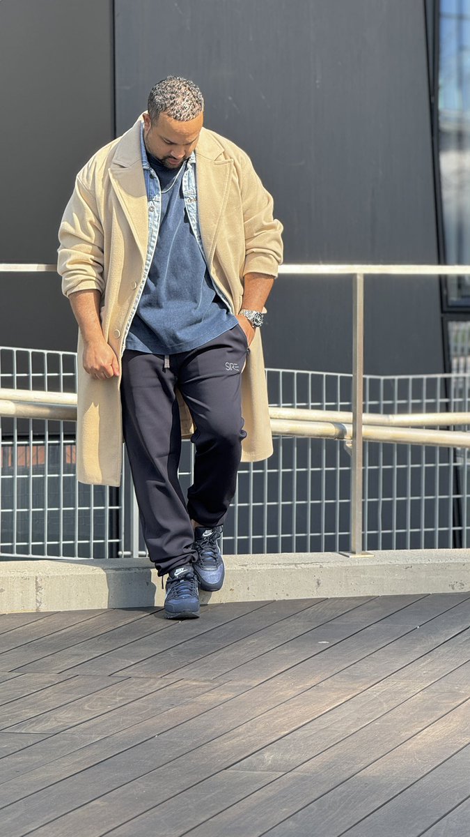Pantsbysire's tweet photo. Midnight Track pants the perfect finish to your sneaker game. #streetwearmen
#modernmenswear
#sneakerstyle
#elevatedessentials
#stylewithsubstance https://t.co/xhuQipfgQc