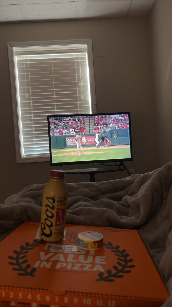 Iknowball7706's tweet photo. Some would say I’m having myself one hell of a Sunday night https://t.co/WJjG5B2Z5p